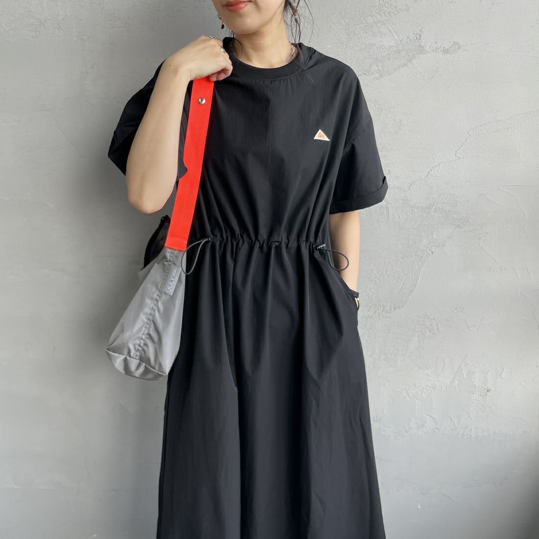 KELTY [ケルティ] 別注 ラッシュコンフォート ショートスリーブナイロンワンピース [KE252W30IN01-JF] ﾌﾞﾗｯｸ &&モデル身長：160cm 着用サイズ：F&&