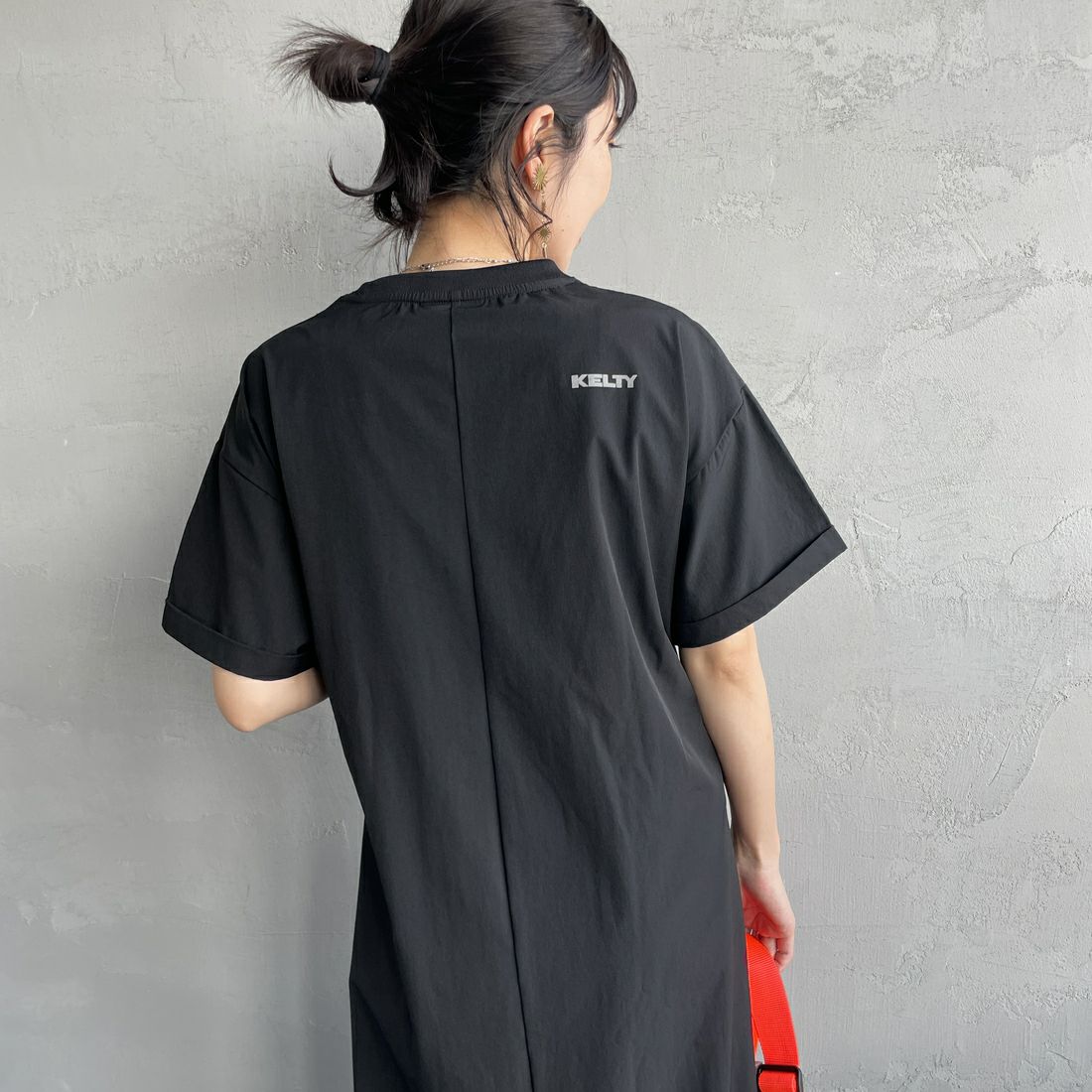 KELTY [ケルティ] 別注 ラッシュコンフォート ショートスリーブナイロンワンピース [KE252W30IN01-JF] ﾌﾞﾗｯｸ &&モデル身長：160cm 着用サイズ：F&&