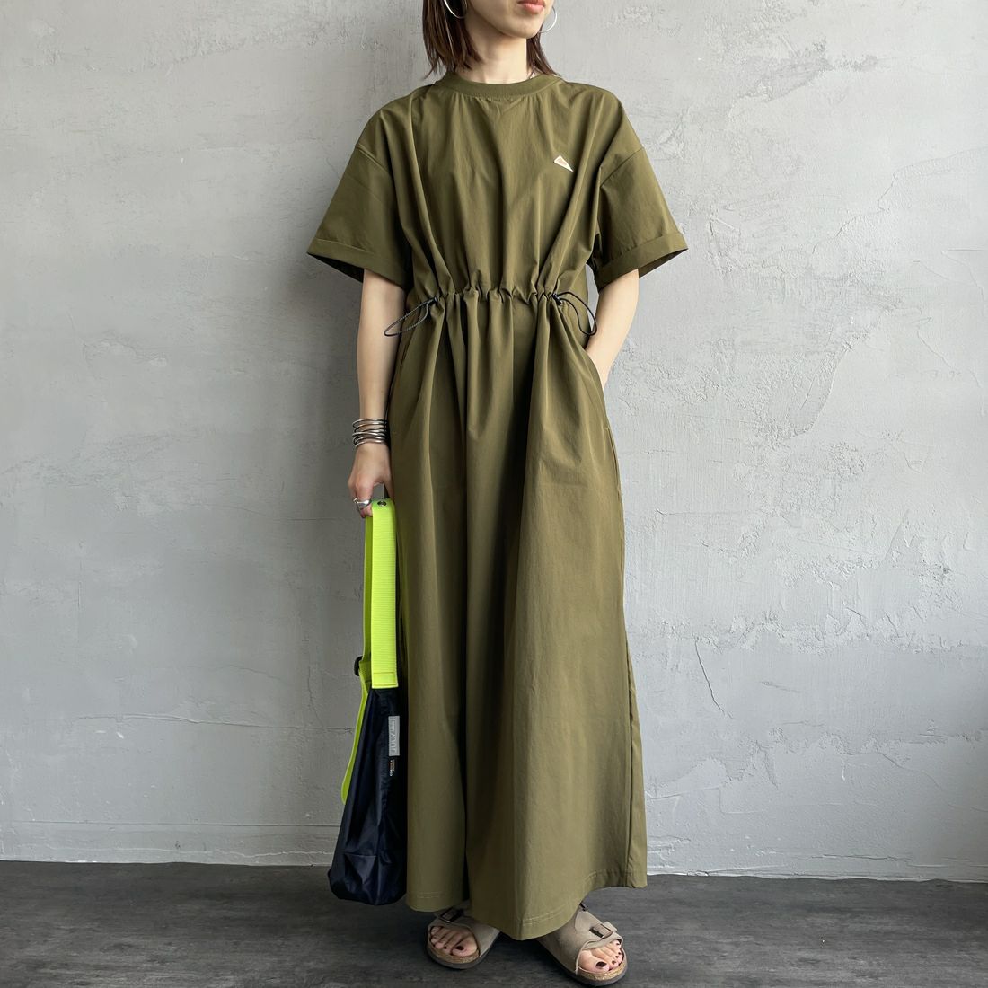 KELTY [ケルティ] 別注 ラッシュコンフォート ショートスリーブナイロンワンピース [KE252W30IN01-JF] ｵﾘｰﾌﾞ &&モデル身長：158cm 着用サイズ：F&&