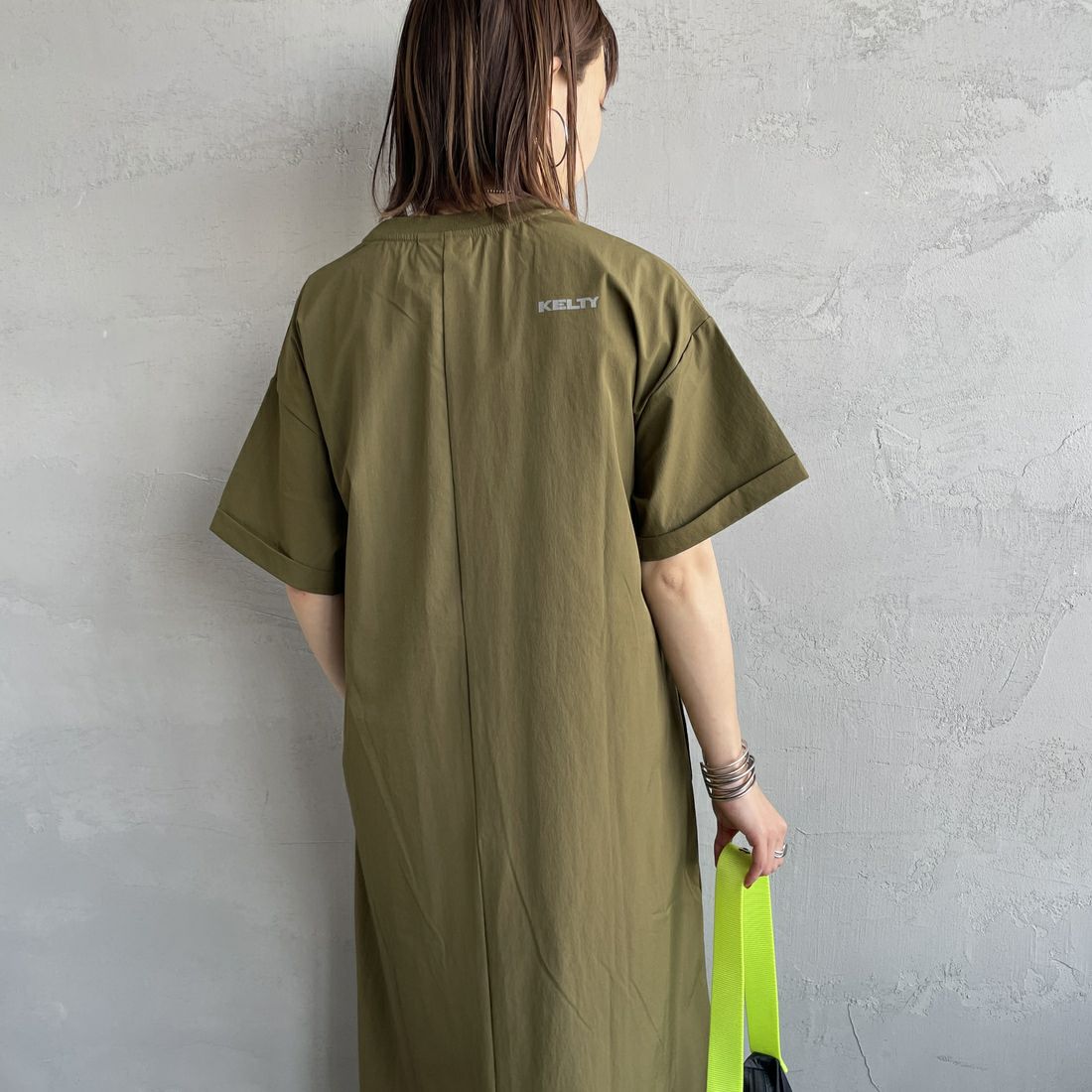 KELTY [ケルティ] 別注 ラッシュコンフォート ショートスリーブナイロンワンピース [KE252W30IN01-JF] ｵﾘｰﾌﾞ &&モデル身長：158cm 着用サイズ：F&&
