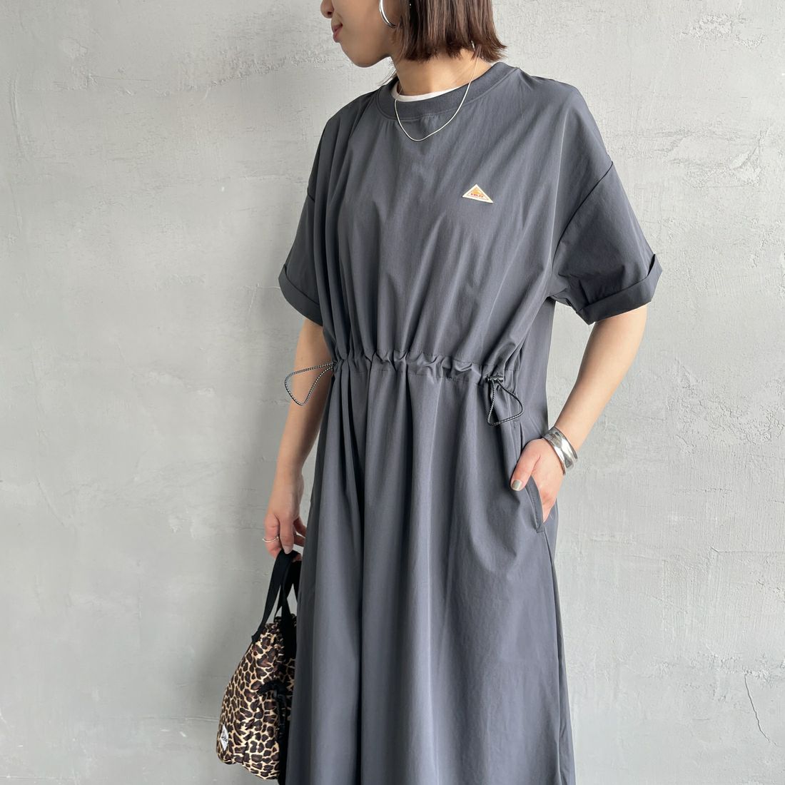 KELTY [ケルティ] 別注 ラッシュコンフォート ショートスリーブナイロンワンピース [KE252W30IN01-JF] ﾁｬｺｰﾙ  &&モデル身長：159cm 着用サイズ：F&&KELTY [ケルティ] 別注 ラッシュコンフォート ショートスリーブナイロンワンピース [KE252W30IN01-JF] ﾁｬｺｰﾙ  &&モデル身長：159cm 着用サイズ：F&&