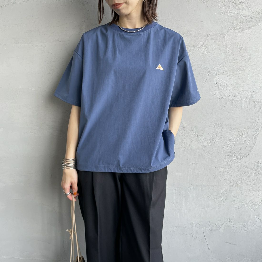 KELTY [ケルティ] 別注 ラッシュコンフォート ショートスリーブナイロンTシャツ [KE252W30IN02-JF] ﾌﾞﾙｰ &&モデル身長：158cm 着用サイズ：F&&