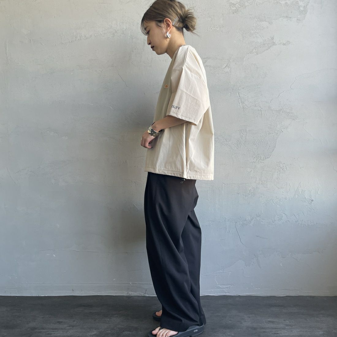 KELTY [ケルティ] 別注 ラッシュコンフォート ショートスリーブナイロンTシャツ [KE252W30IN02-JF] ｸﾞﾚｰｼﾞｭ &&モデル身長：150cm 着用サイズ：F&&