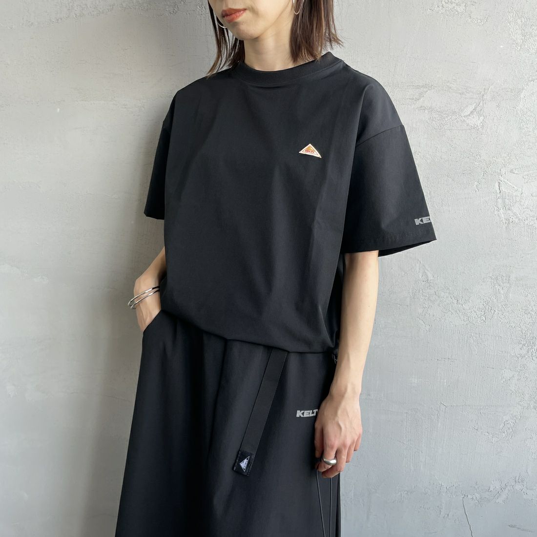 KELTY [ケルティ] 別注 ラッシュコンフォート ショートスリーブナイロンTシャツ [KE252W30IN02-JF] ﾌﾞﾗｯｸ &&モデル身長：158cm 着用サイズ：F&&