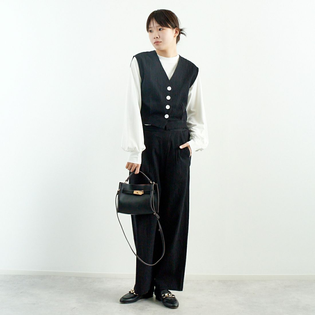 me. [ミードット] バンピーコットン2WAYベスト [ME-25109] 298 N.BLAC &&モデル身長：167cm 着用サイズ：F&&