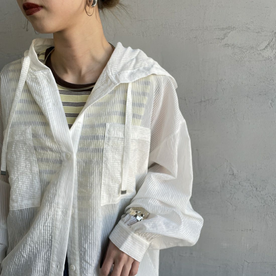nenom [ネノム] シアーストライプ シャツパーカー [NE25112008] 02 OFF &&モデル身長：150cm 着用サイズ：F&&