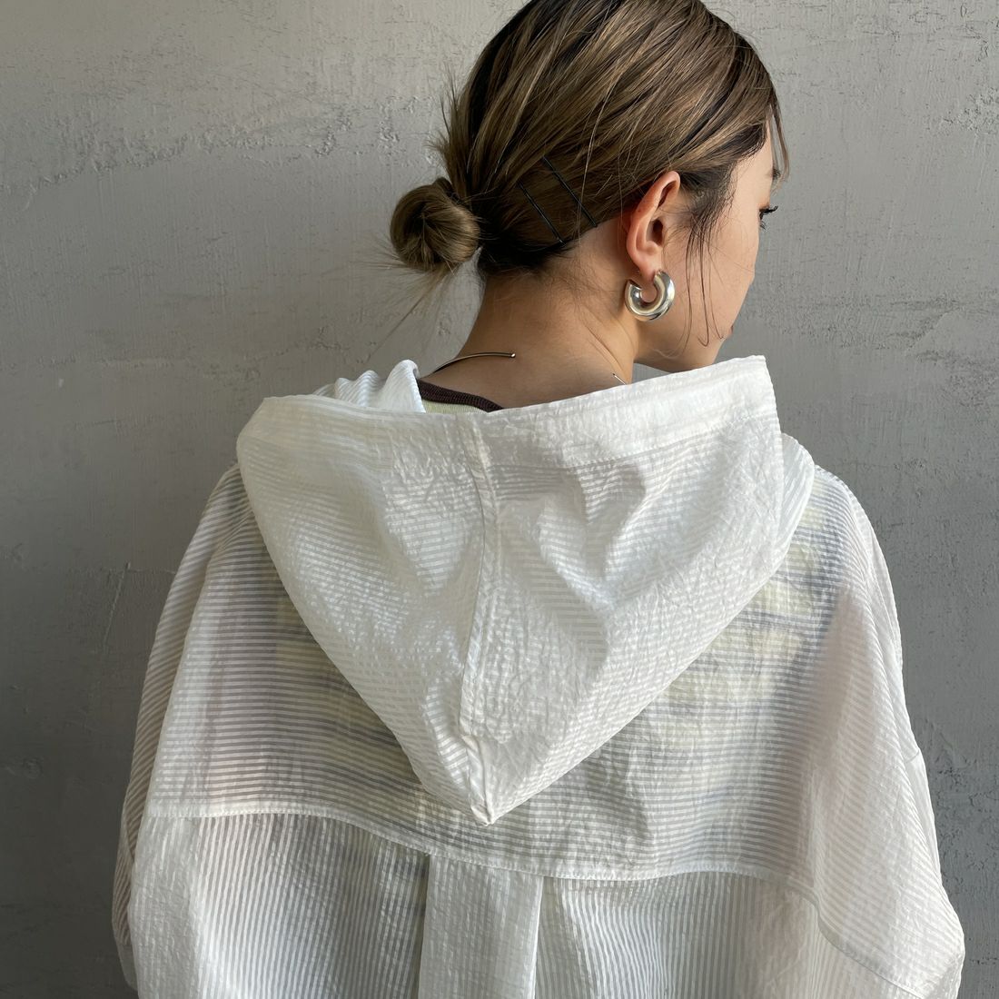 nenom [ネノム] シアーストライプ シャツパーカー [NE25112008] 02 OFF &&モデル身長：150cm 着用サイズ：F&&