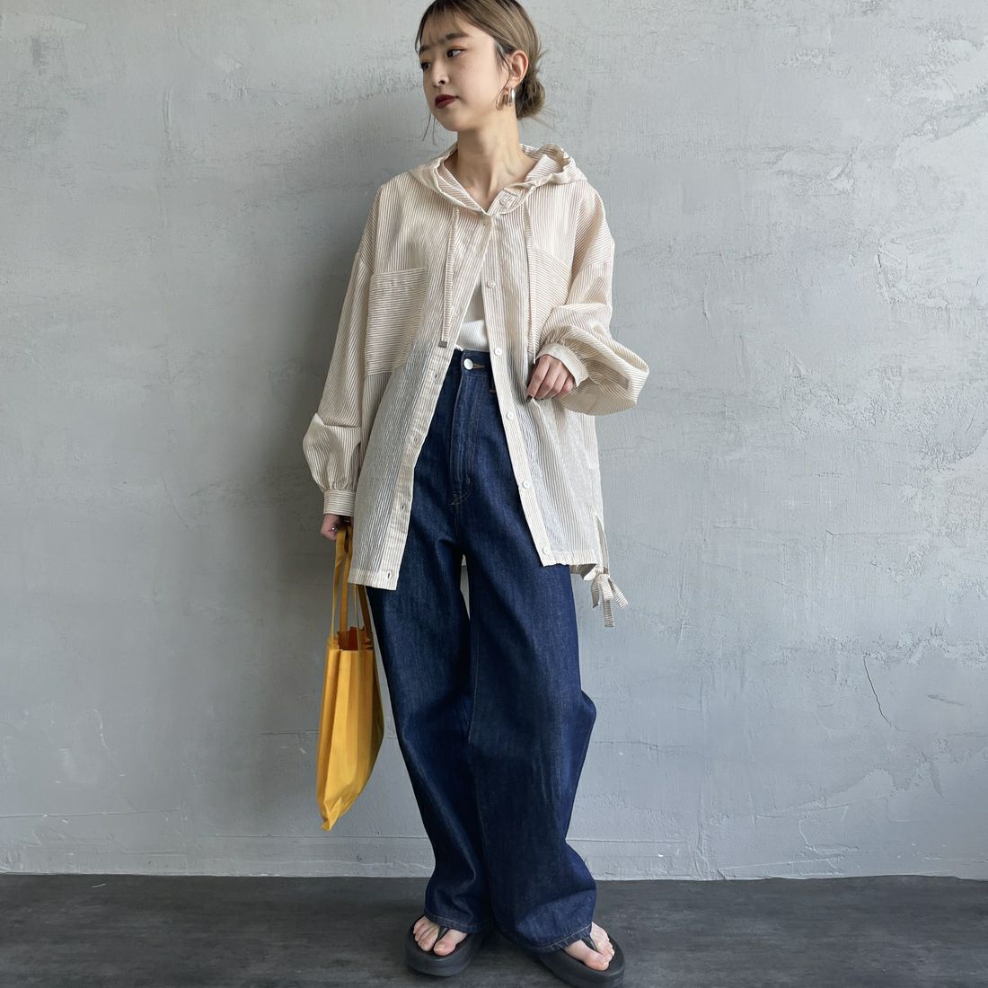 nenom [ネノム] シアーストライプ シャツパーカー [NE25112008] 22 BEIGE &&モデル身長：150cm 着用サイズ：F&&