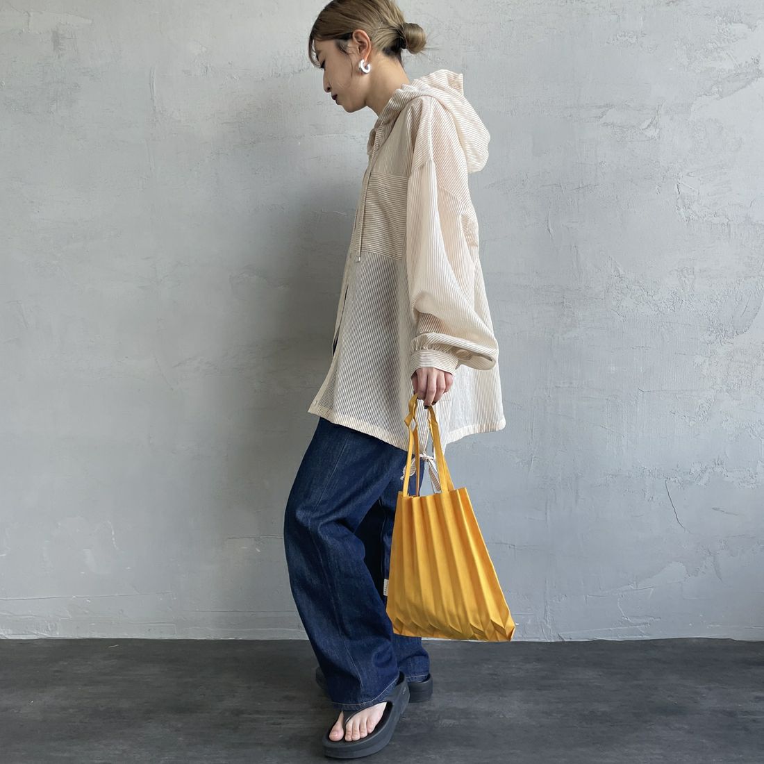 nenom [ネノム] シアーストライプ シャツパーカー [NE25112008] 22 BEIGE &&モデル身長：150cm 着用サイズ：F&&
