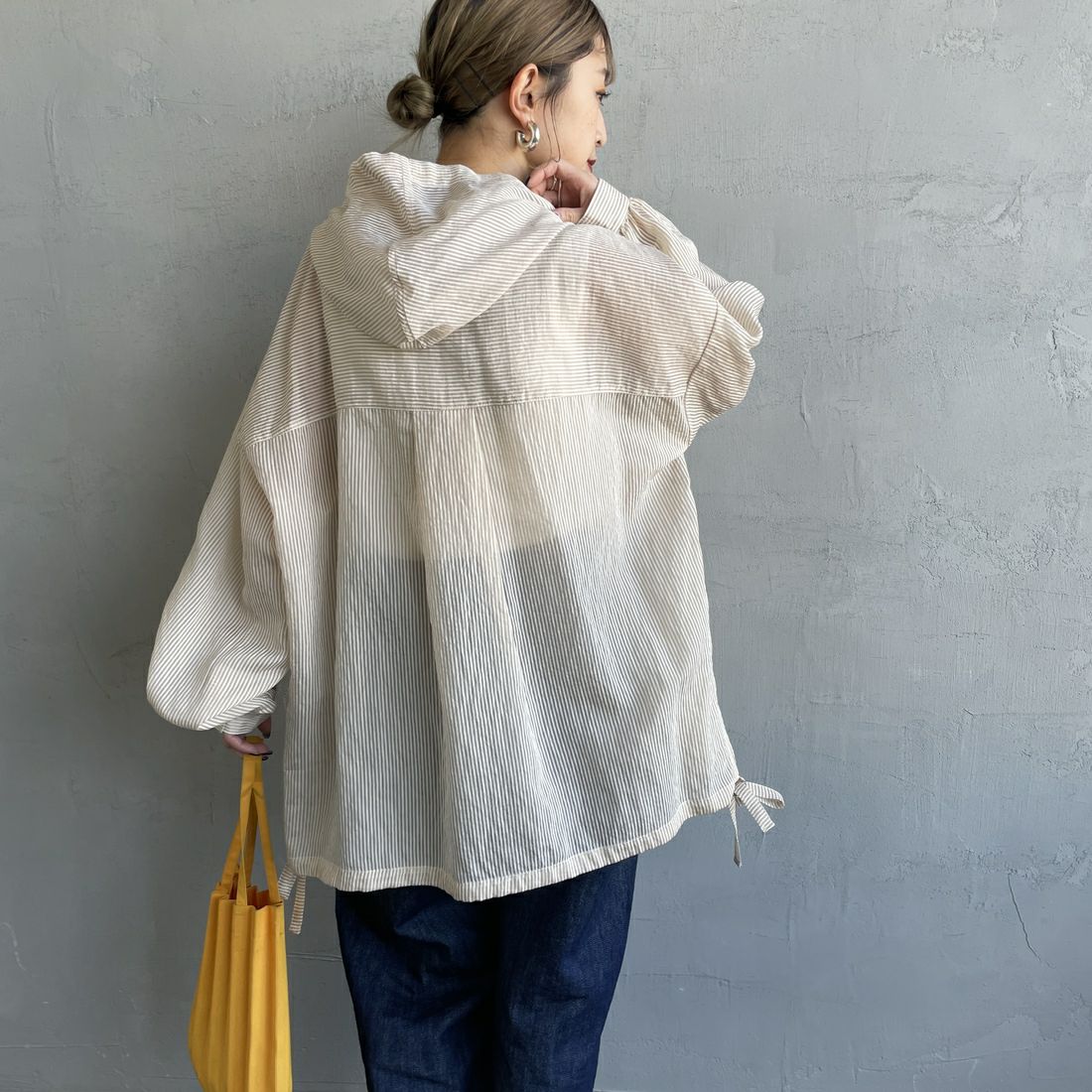 nenom [ネノム] シアーストライプ シャツパーカー [NE25112008] 22 BEIGE &&モデル身長：150cm 着用サイズ：F&&