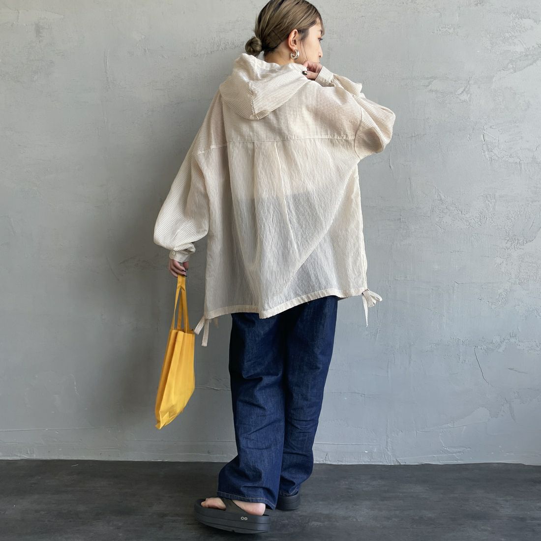 nenom [ネノム] シアーストライプ シャツパーカー [NE25112008] 22 BEIGE &&モデル身長：150cm 着用サイズ：F&&