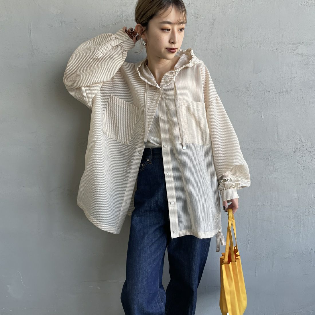 nenom [ネノム] シアーストライプ シャツパーカー [NE25112008] 22 BEIGE &&モデル身長：150cm 着用サイズ：F&&