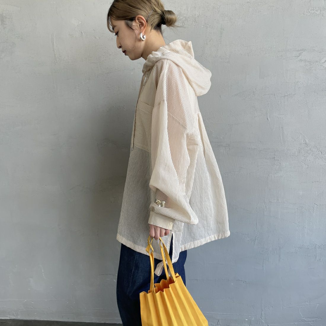 nenom [ネノム] シアーストライプ シャツパーカー [NE25112008] 22 BEIGE &&モデル身長：150cm 着用サイズ：F&&