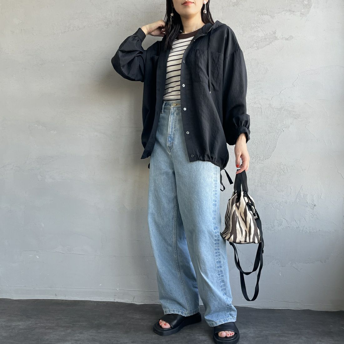 nenom [ネノム] シアーストライプ シャツパーカー [NE25112008] 09 BLACK &&モデル身長：160cm 着用サイズ：F&&