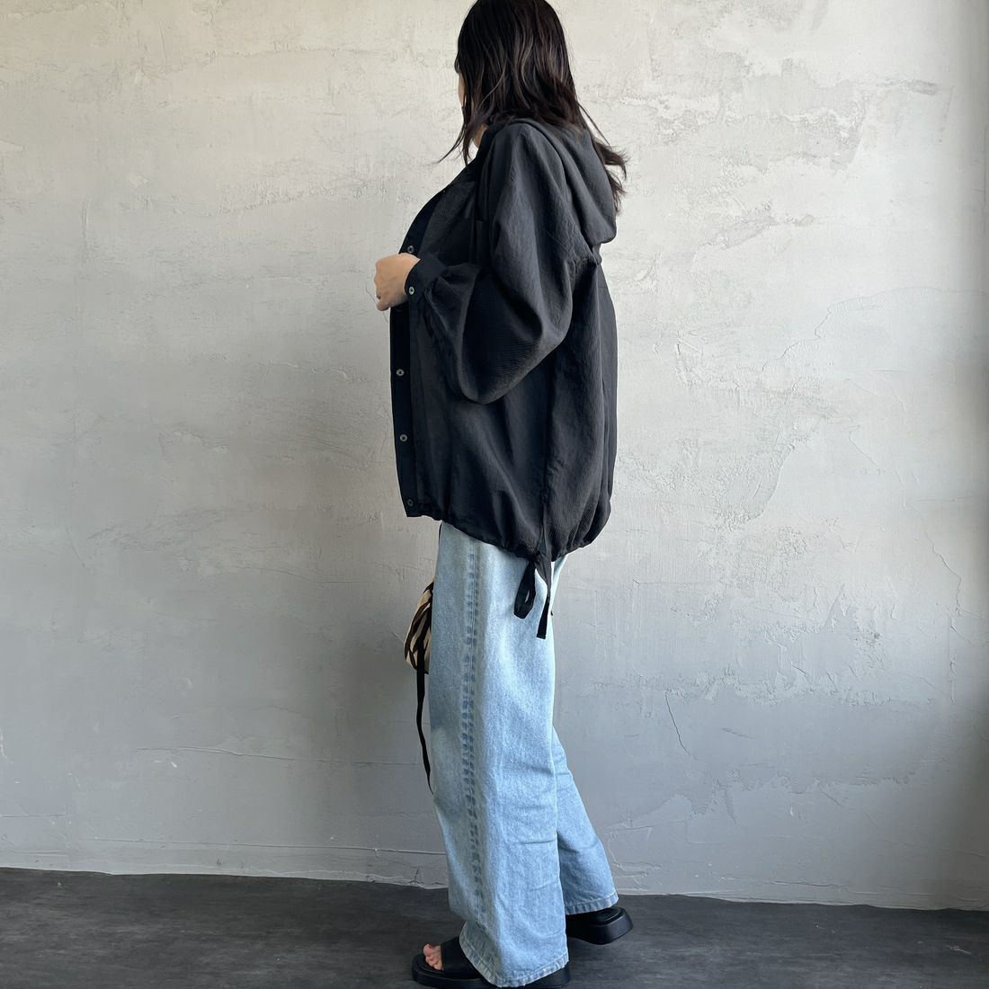 nenom [ネノム] シアーストライプ シャツパーカー [NE25112008] 09 BLACK &&モデル身長：160cm 着用サイズ：F&&