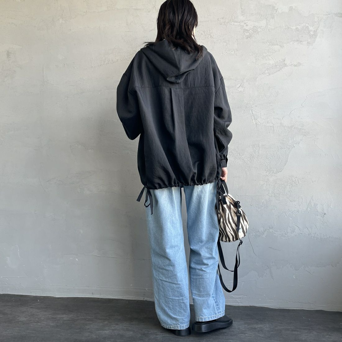 nenom [ネノム] シアーストライプ シャツパーカー [NE25112008] 09 BLACK &&モデル身長：160cm 着用サイズ：F&&