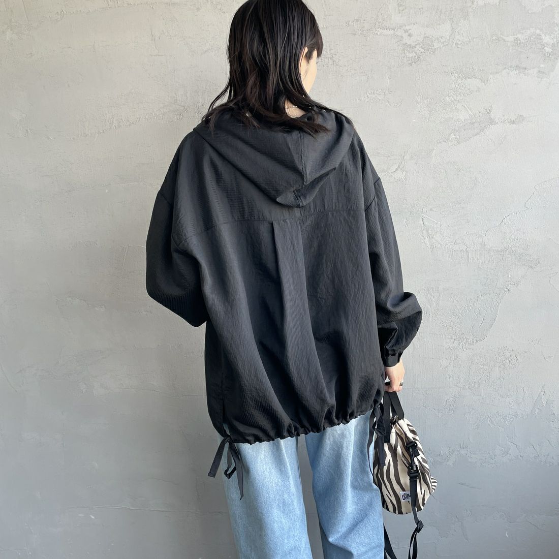 nenom [ネノム] シアーストライプ シャツパーカー [NE25112008] 09 BLACK &&モデル身長：160cm 着用サイズ：F&&