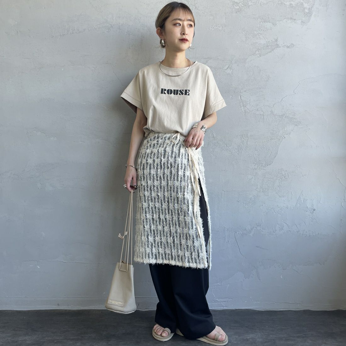 nenom [ネノム] グリッター ロゴTシャツ [NE25112015] 22 BEIGE &&モデル身長：150cm 着用サイズ：F&&