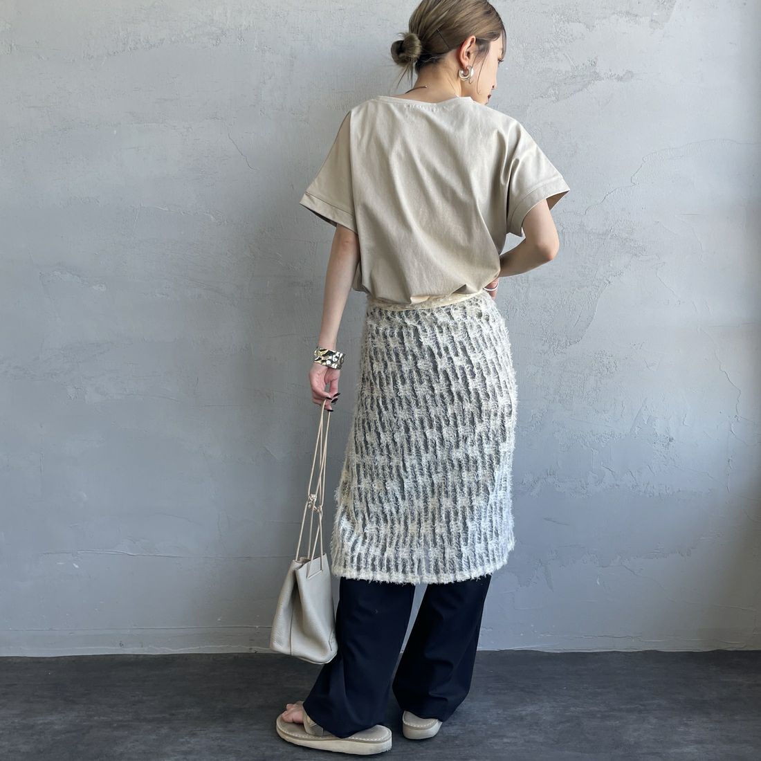 nenom [ネノム] グリッター ロゴTシャツ [NE25112015] 22 BEIGE &&モデル身長：150cm 着用サイズ：F&&