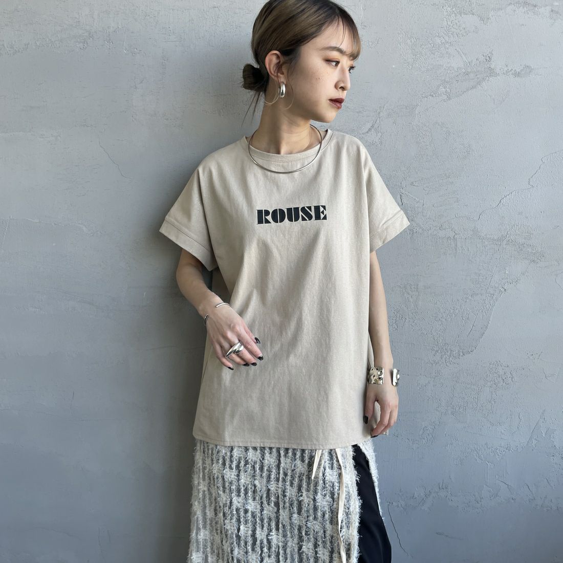 nenom [ネノム] グリッター ロゴTシャツ [NE25112015] 22 BEIGE &&モデル身長：150cm 着用サイズ：F&&