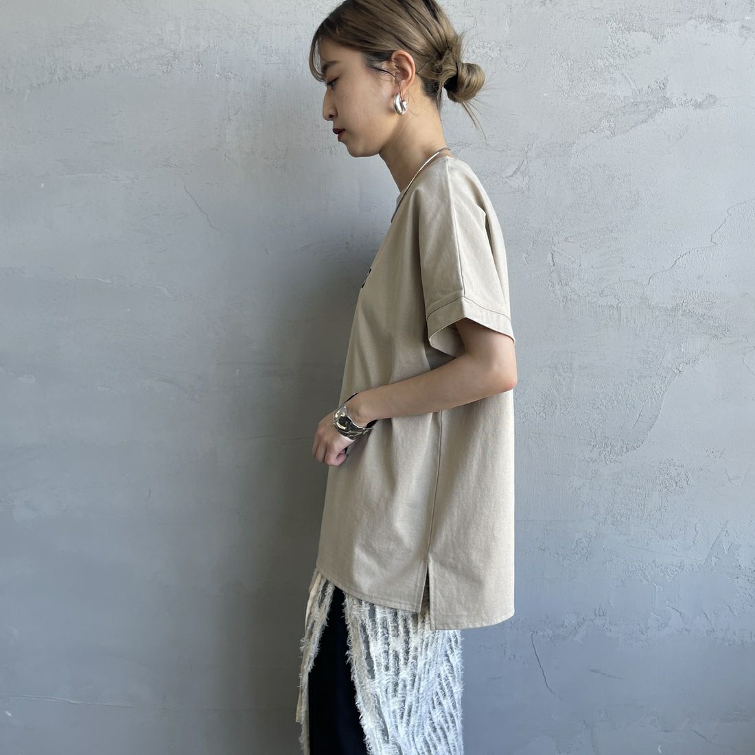 nenom [ネノム] グリッター ロゴTシャツ [NE25112015] 22 BEIGE &&モデル身長：150cm 着用サイズ：F&&