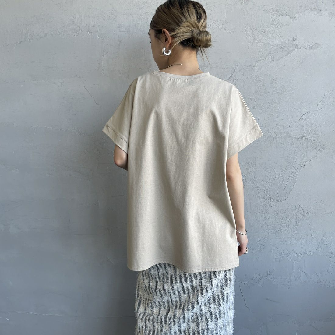 nenom [ネノム] グリッター ロゴTシャツ [NE25112015] 22 BEIGE &&モデル身長：150cm 着用サイズ：F&&