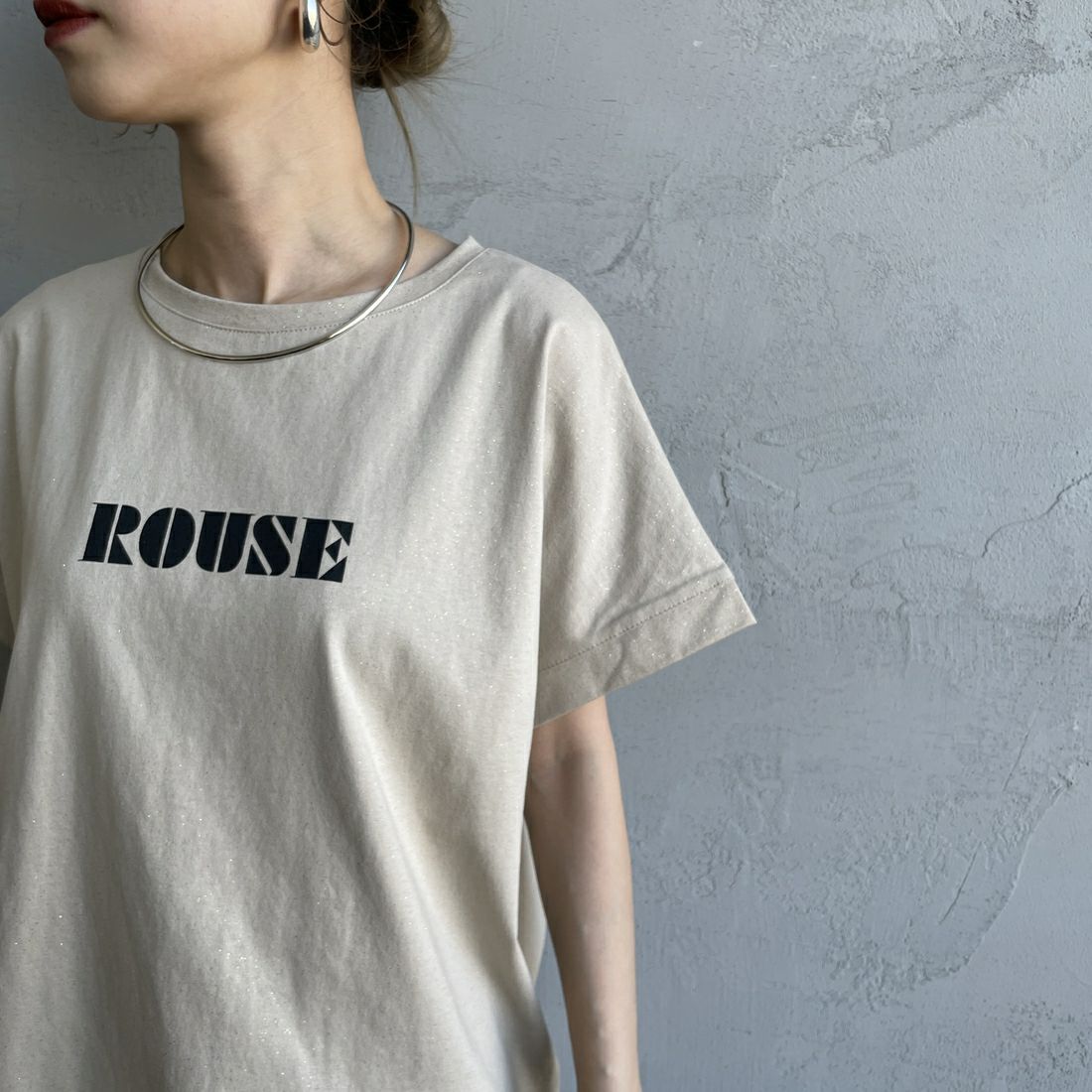 nenom [ネノム] グリッター ロゴTシャツ [NE25112015] 22 BEIGE &&モデル身長：150cm 着用サイズ：F&&
