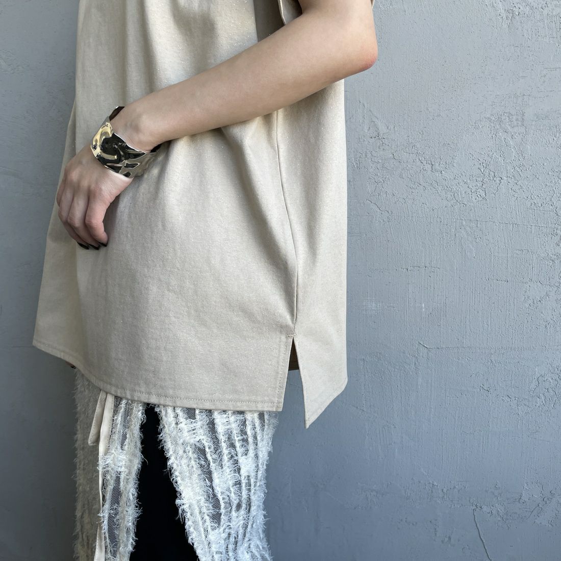 nenom [ネノム] グリッター ロゴTシャツ [NE25112015] 22 BEIGE &&モデル身長：150cm 着用サイズ：F&&