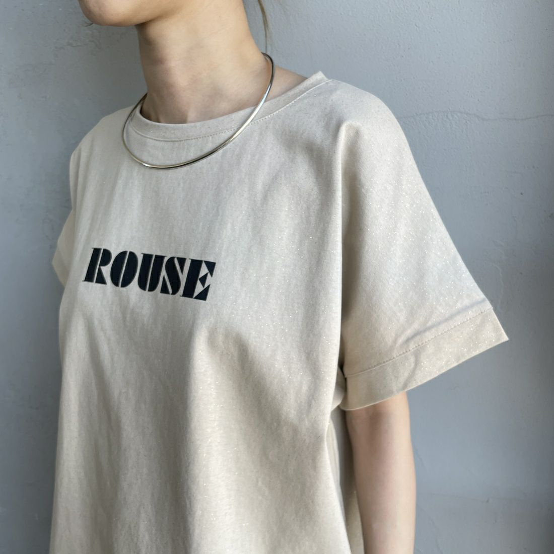 nenom [ネノム] グリッター ロゴTシャツ [NE25112015] 22 BEIGE &&モデル身長：150cm 着用サイズ：F&&