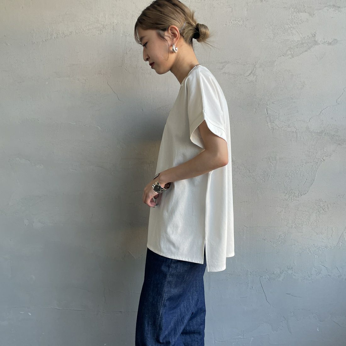 nenom [ネノム] グリッター ロゴTシャツ [NE25112015] 02 OFF &&モデル身長：150cm 着用サイズ：F&&