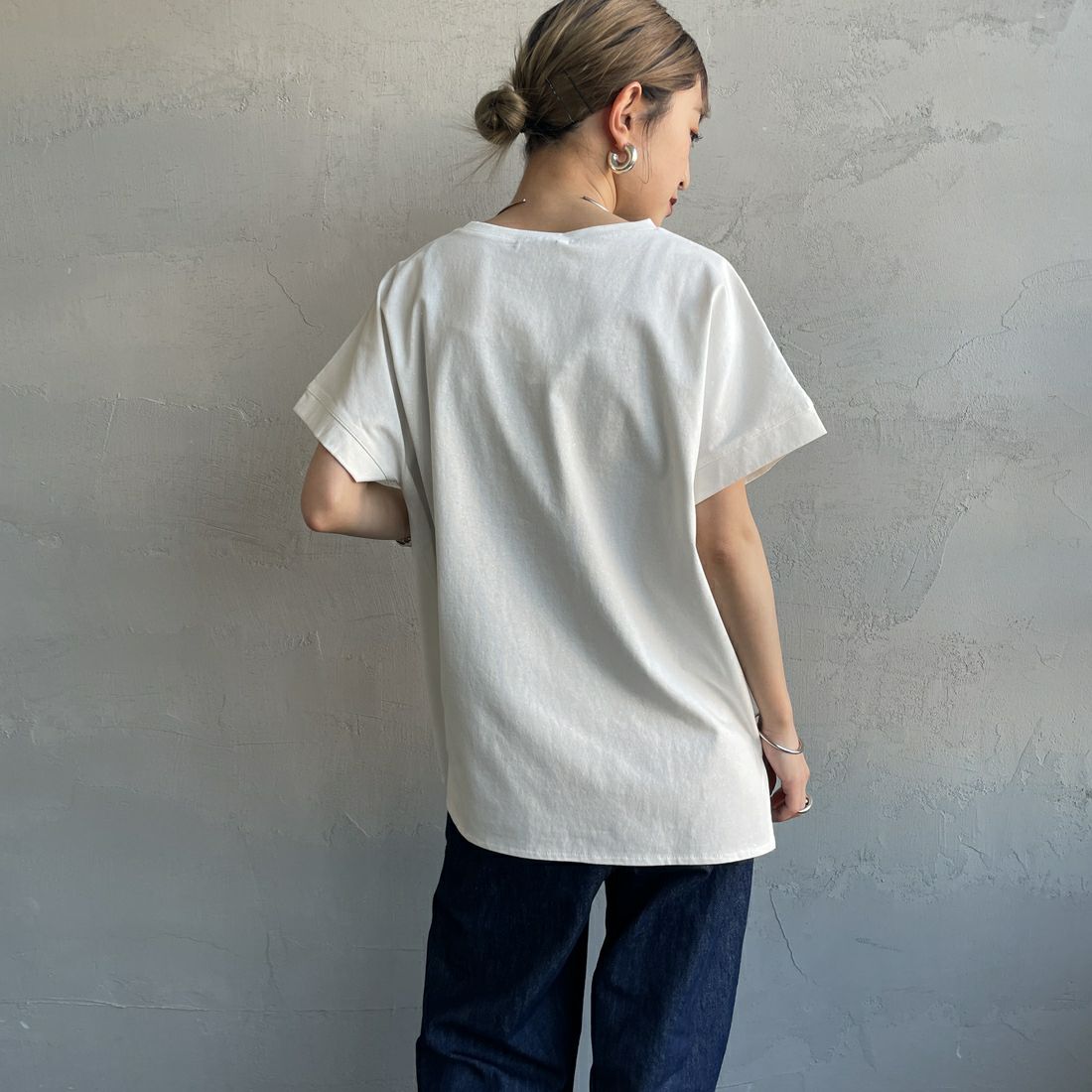 nenom [ネノム] グリッター ロゴTシャツ [NE25112015] 02 OFF &&モデル身長：150cm 着用サイズ：F&&