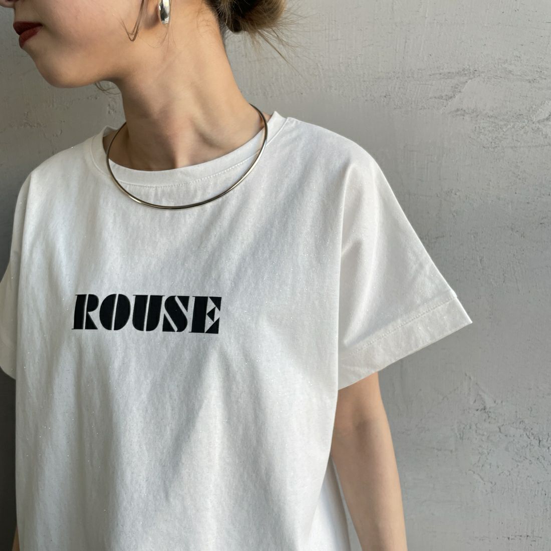 nenom [ネノム] グリッター ロゴTシャツ [NE25112015] 02 OFF &&モデル身長：150cm 着用サイズ：F&&