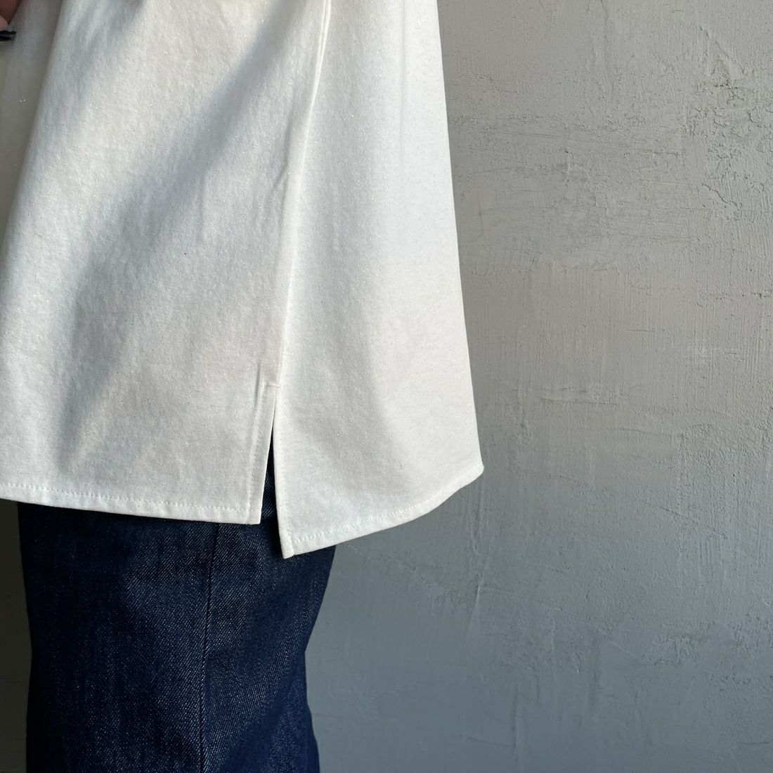 nenom [ネノム] グリッター ロゴTシャツ [NE25112015] 02 OFF &&モデル身長：150cm 着用サイズ：F&&