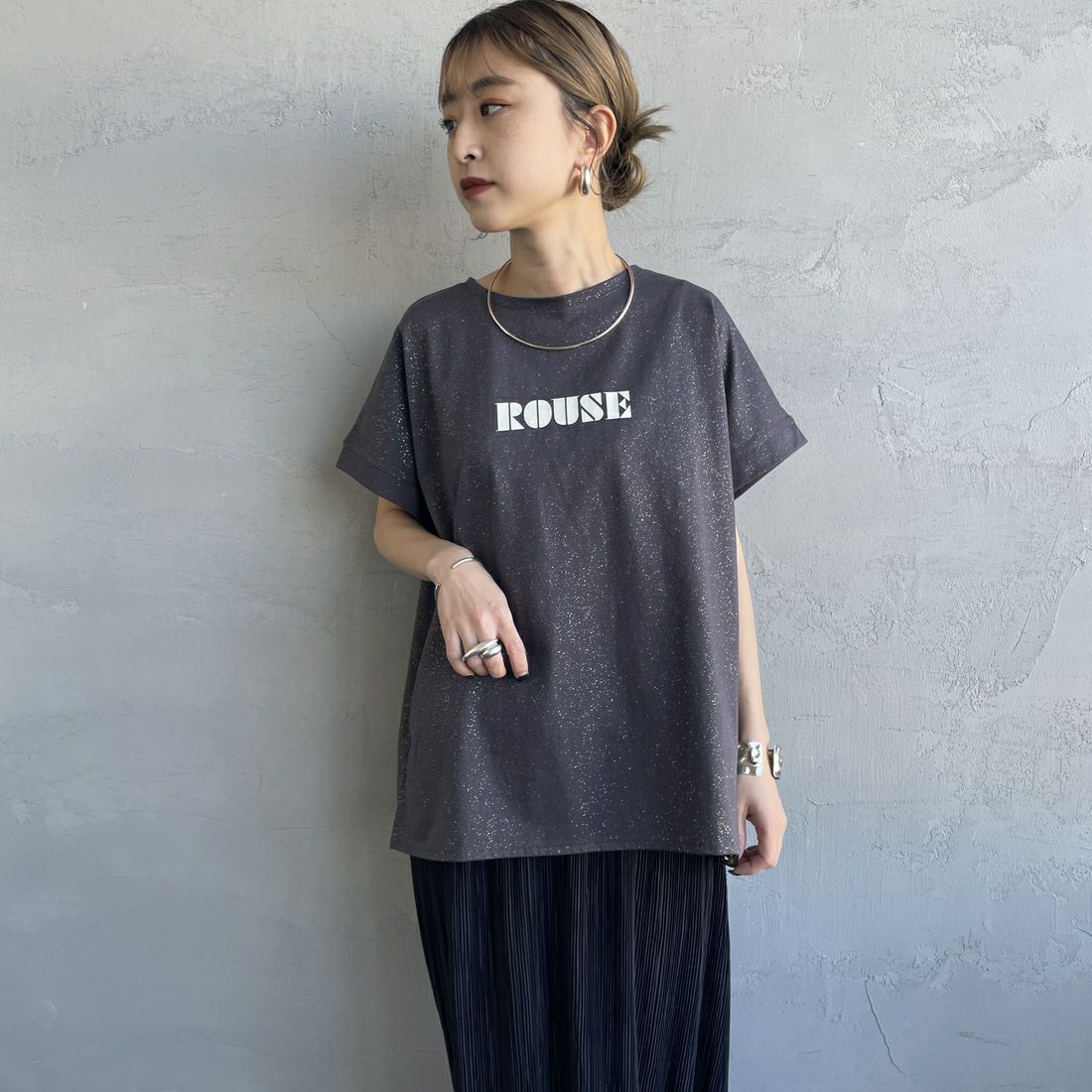 nenom [ネノム] グリッター ロゴTシャツ [NE25112015] 08 CHARCOA &&モデル身長：150cm 着用サイズ：F&&
