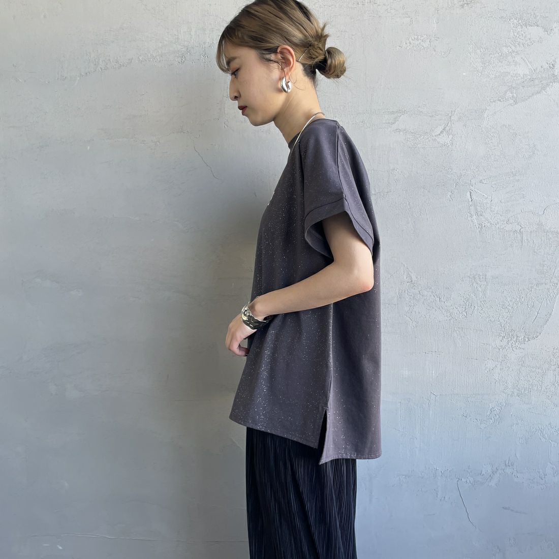 nenom [ネノム] グリッター ロゴTシャツ [NE25112015] 08 CHARCOA &&モデル身長：150cm 着用サイズ：F&&