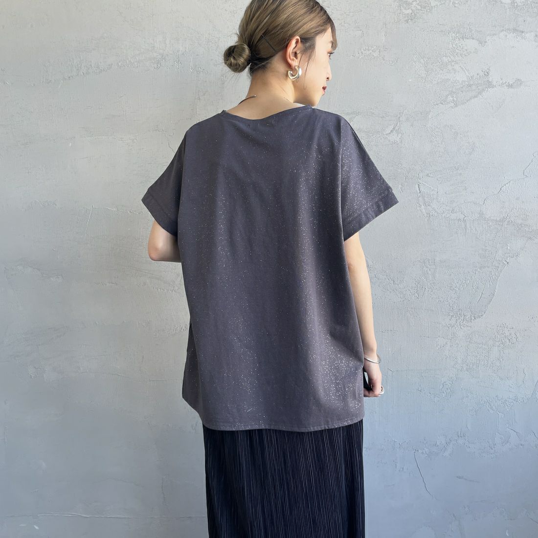 nenom [ネノム] グリッター ロゴTシャツ [NE25112015] 08 CHARCOA &&モデル身長：150cm 着用サイズ：F&&
