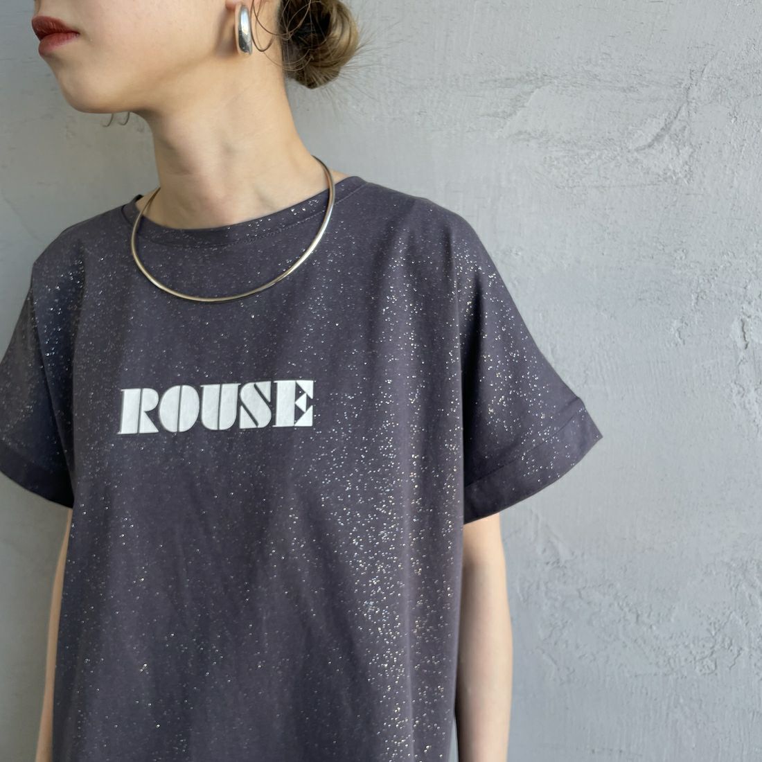 nenom [ネノム] グリッター ロゴTシャツ [NE25112015] 08 CHARCOA &&モデル身長：150cm 着用サイズ：F&&