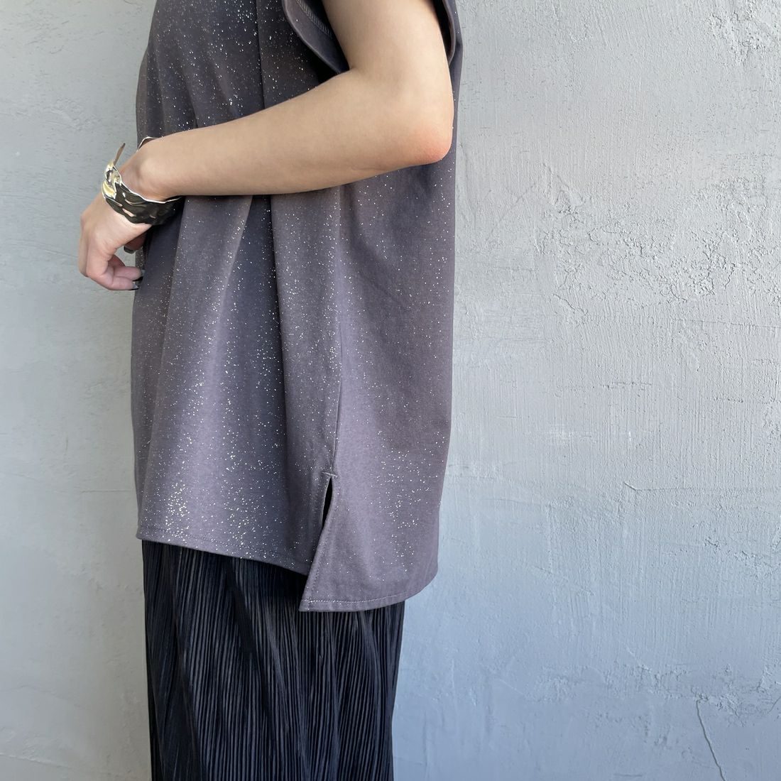 nenom [ネノム] グリッター ロゴTシャツ [NE25112015] 08 CHARCOA &&モデル身長：150cm 着用サイズ：F&&