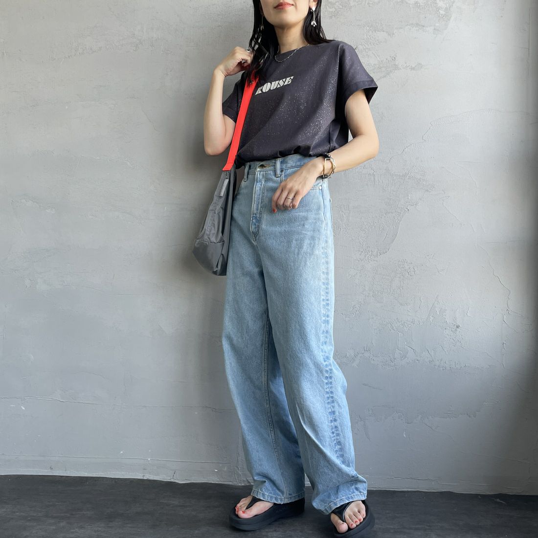 nenom [ネノム] グリッター ロゴTシャツ [NE25112015] 08 CHARCOA &&モデル身長：160cm 着用サイズ：F&&