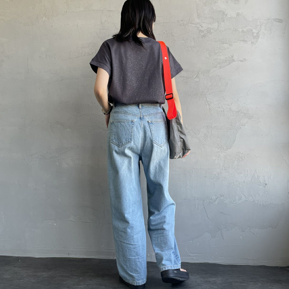 nenom [ネノム] グリッター ロゴTシャツ [NE25112015] 08 CHARCOA &&モデル身長：160cm 着用サイズ：F&&