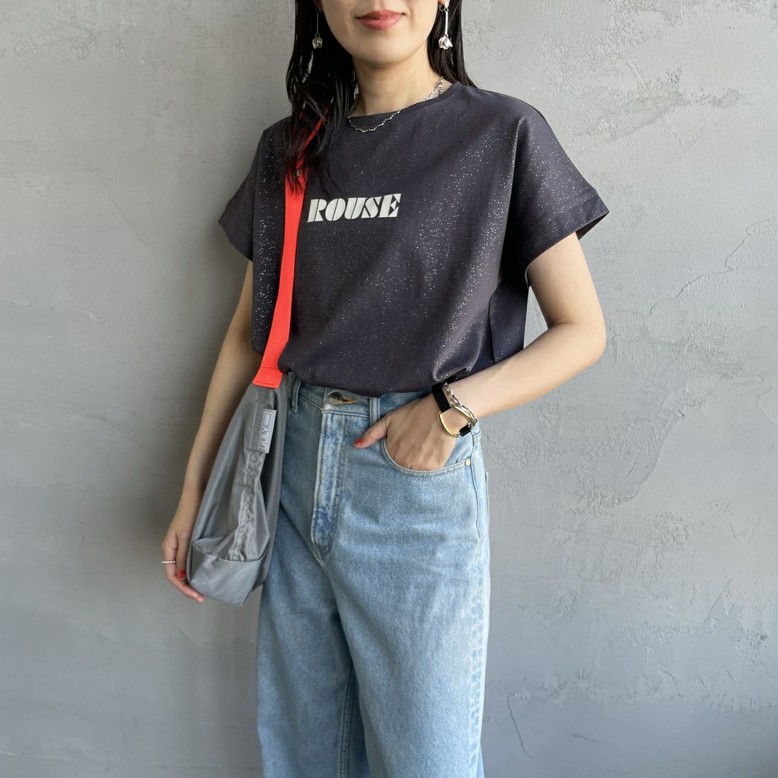 nenom [ネノム] グリッター ロゴTシャツ [NE25112015] 08 CHARCOA &&モデル身長：160cm 着用サイズ：F&&