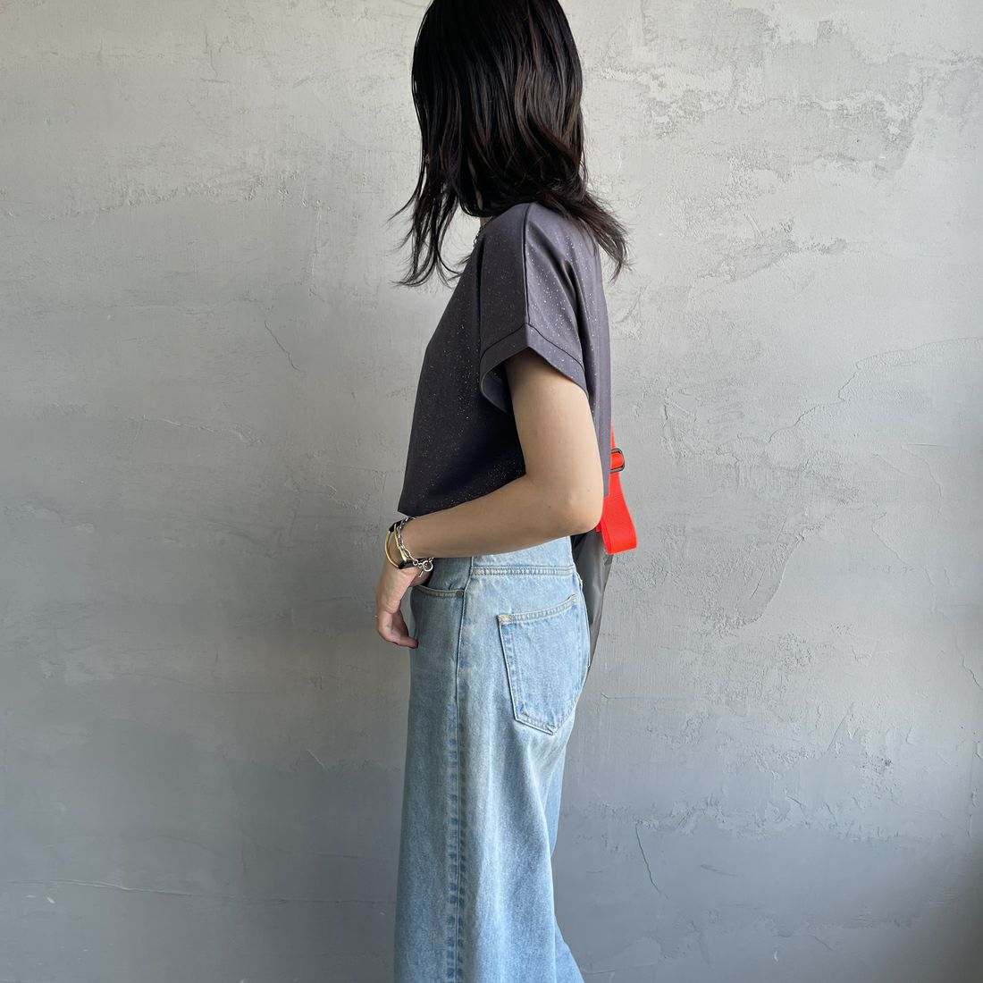 nenom [ネノム] グリッター ロゴTシャツ [NE25112015] 08 CHARCOA &&モデル身長：160cm 着用サイズ：F&&