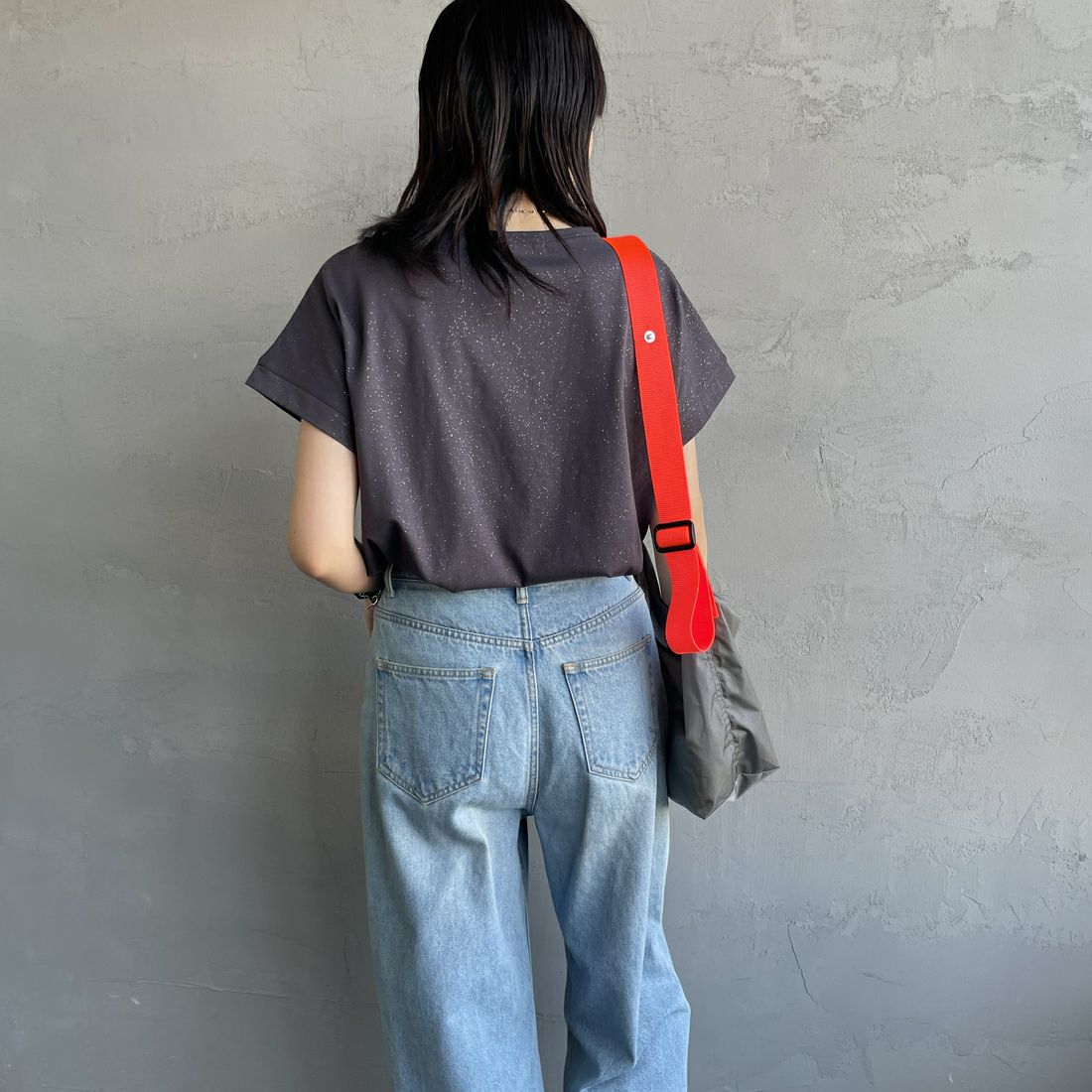 nenom [ネノム] グリッター ロゴTシャツ [NE25112015] 08 CHARCOA &&モデル身長：160cm 着用サイズ：F&&
