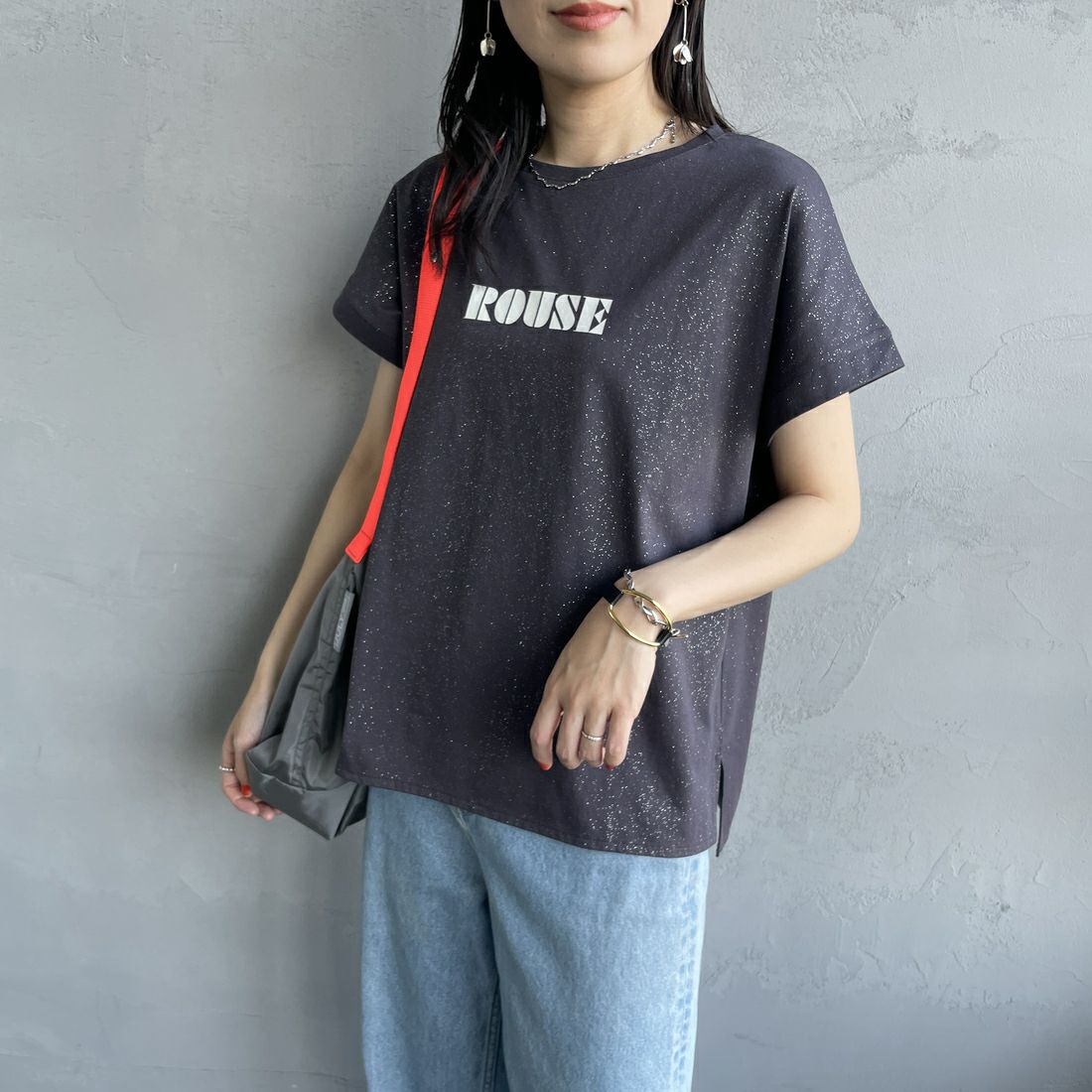 nenom [ネノム] グリッター ロゴTシャツ [NE25112015] 08 CHARCOA &&モデル身長：160cm 着用サイズ：F&&