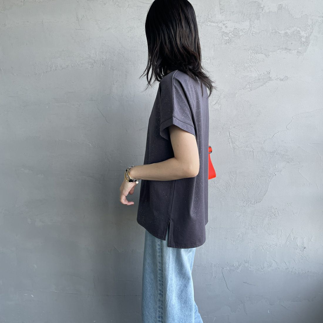 nenom [ネノム] グリッター ロゴTシャツ [NE25112015] 08 CHARCOA &&モデル身長：160cm 着用サイズ：F&&