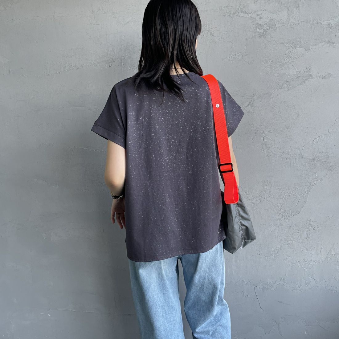 nenom [ネノム] グリッター ロゴTシャツ [NE25112015] 08 CHARCOA &&モデル身長：160cm 着用サイズ：F&&