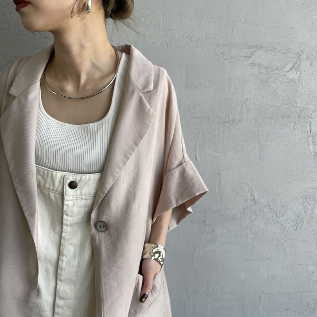 nenom [ネノム] ハーフスリーブ シアーシャツジャケット [NE25112017] 22 BEIGE &&モデル身長：150cm 着用サイズ：F&&