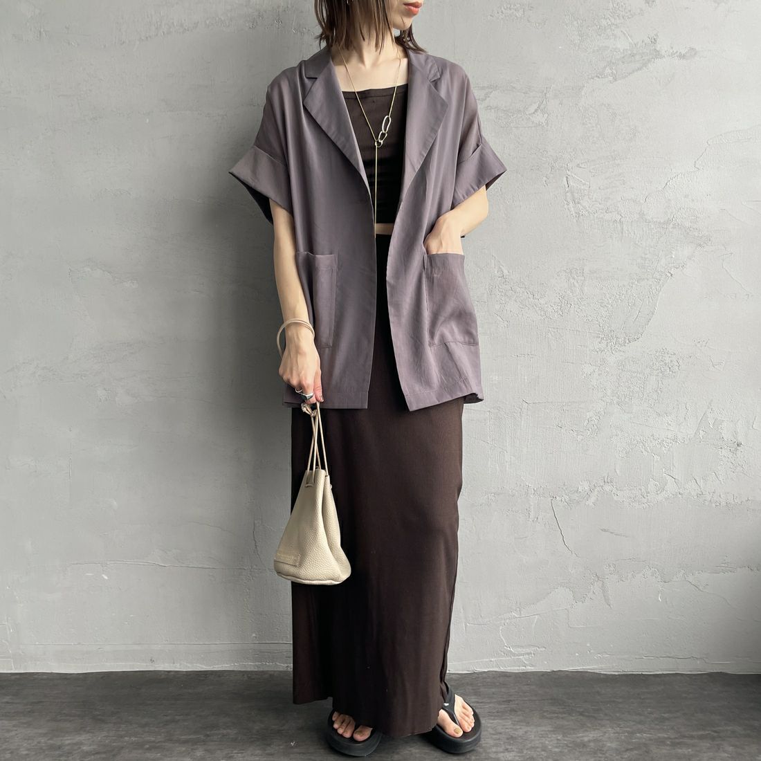 nenom [ネノム] ハーフスリーブ シアーシャツジャケット [NE25112017] 07 GRAY &&モデル身長：158cm 着用サイズ：F&&