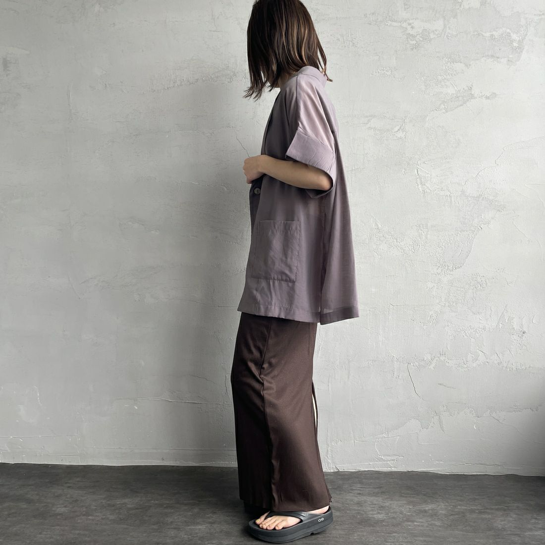 nenom [ネノム] ハーフスリーブ シアーシャツジャケット [NE25112017] 07 GRAY &&モデル身長：158cm 着用サイズ：F&&