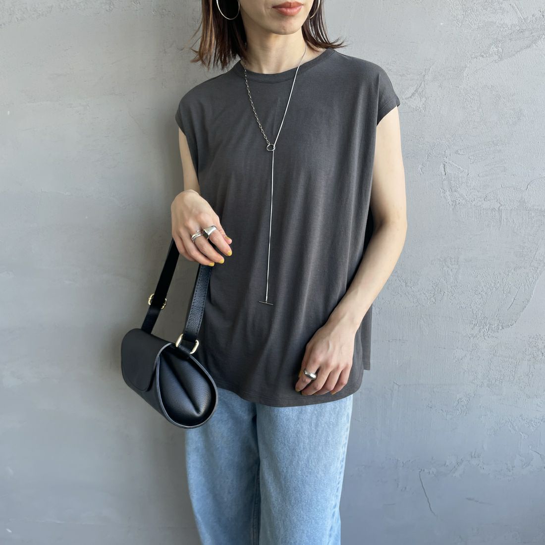 me. [ミードット] 別注 配色ステッチノースリーブカットソー [ME-25200-JF] CHARCOAL &&モデル身長：158cm 着用サイズ：F&&